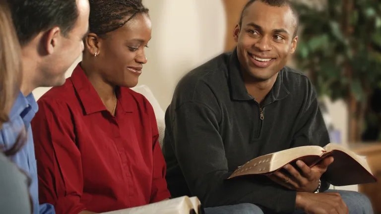 We comply with Jesus’ new commandment when we obey every commandment of God in a genuinely loving manner and are willing to risk our lives for the sake of others. A group of people studying the Bible.