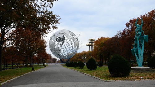 Unisphere statue