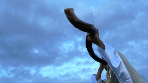 Un homme et un shofar