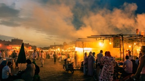 Une foule de personnes dans un bazar