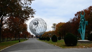 Unisphere statue