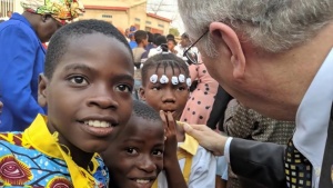 Photo of Jorge de Campos with students at the school in Angola.