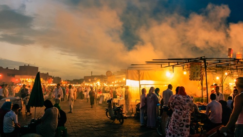 Une foule de personnes dans un bazar