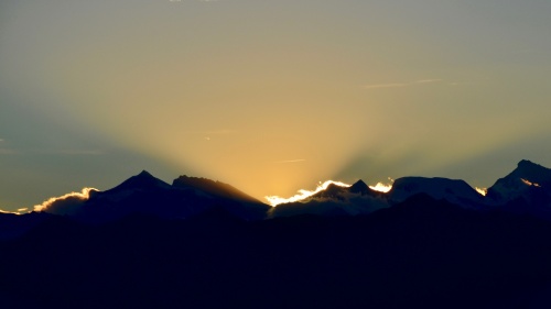 A sunset over a mountain range.