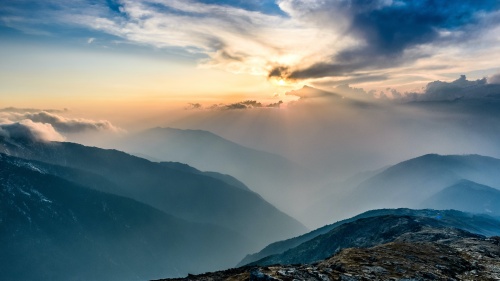 Sunrays coming through clouds.