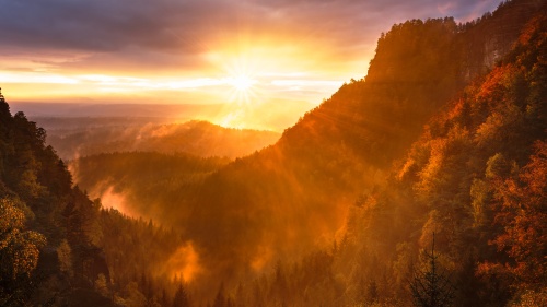 A sunset over some mountains.