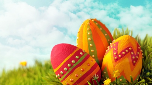 Decorative eggs in grass.