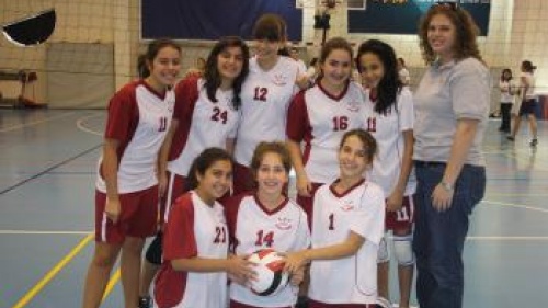 stella helterbrand with the volleyball team she coached in Jordan