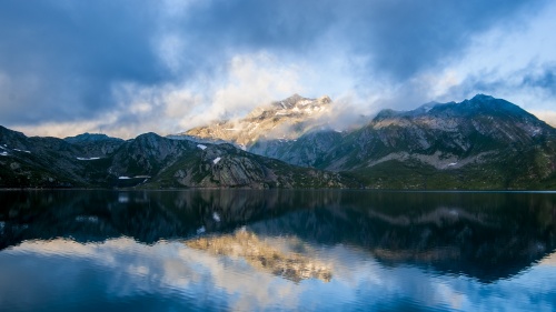 A photo of a beautiful scenery of mountains and a lake. 