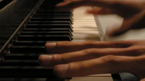 hands playing piano