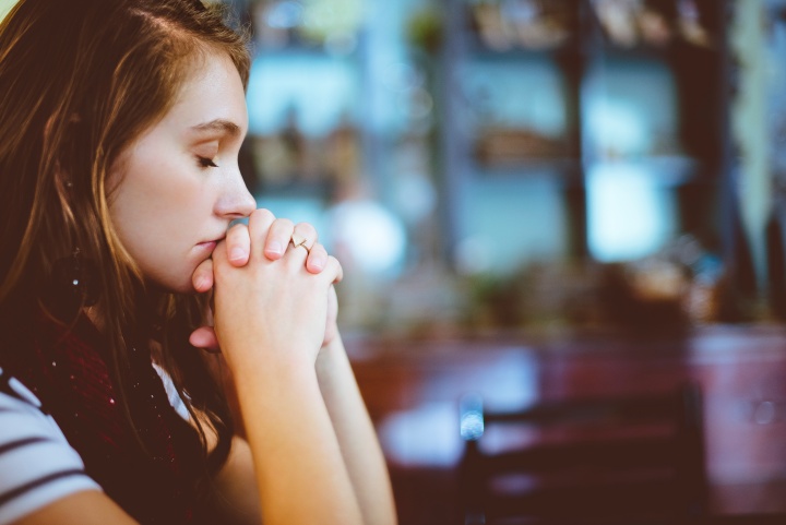 A young women praying.
