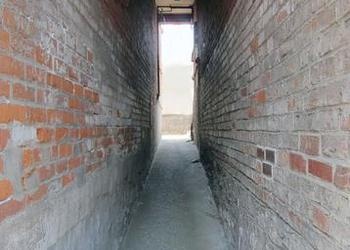 narrow path between two buildings