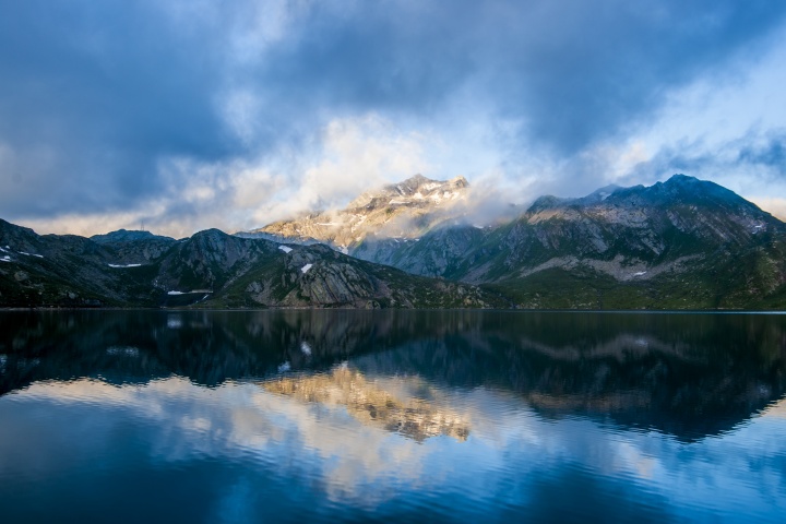 A photo of a beautiful scenery of mountains and a lake. 