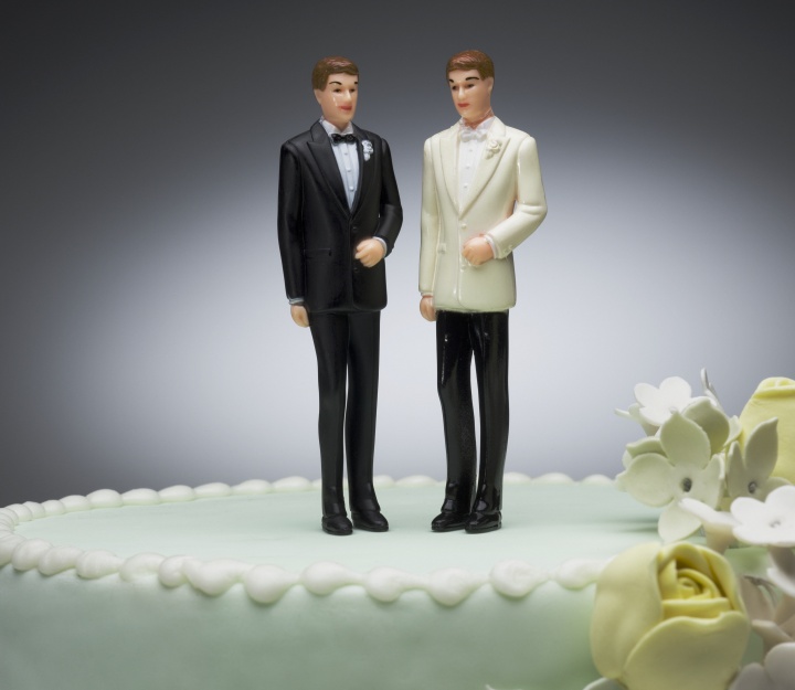 Two men figurines on wedding cake.