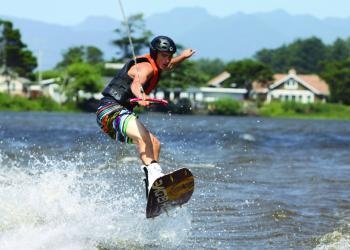 Arthur Hockwald wakeboarding