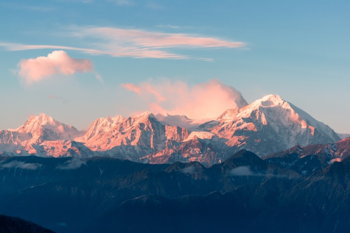 Aerial photo of purple mountain range in daylight.