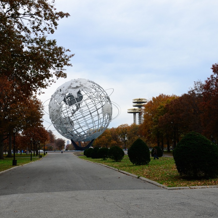 Unisphere statue