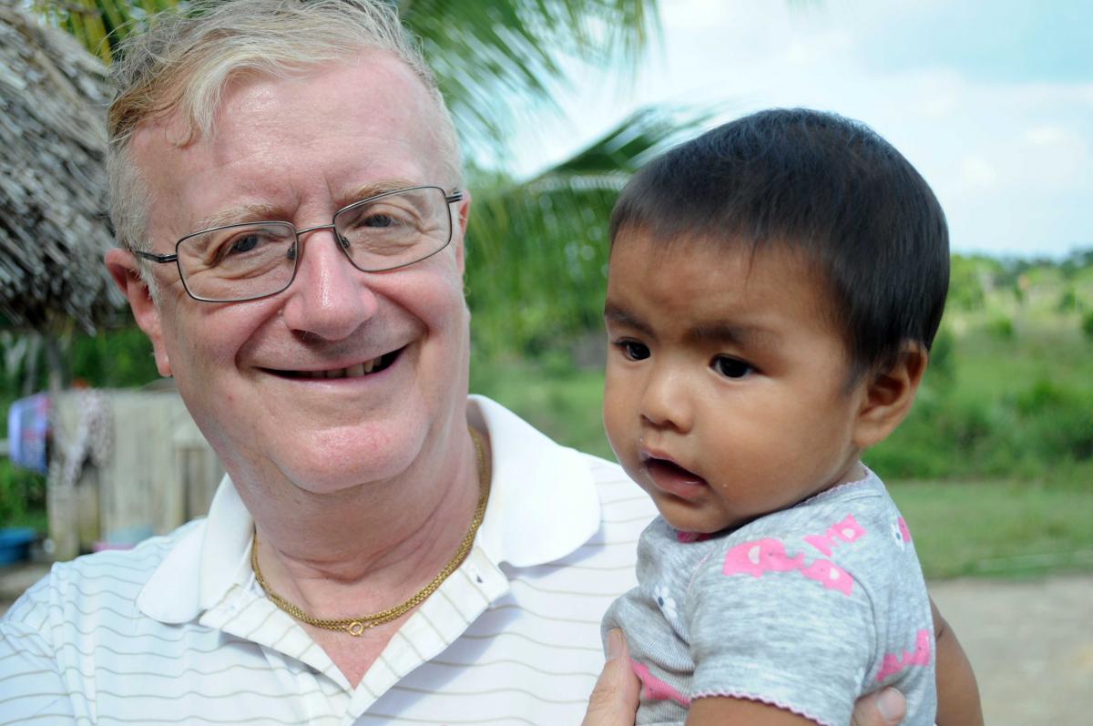 Jorge de Campos holds a Wapishana child
