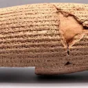 Um cilindro com escrita cuneiforme.