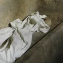 Uma mortalha numa tumba.