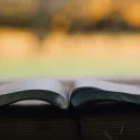 Uma Bíblia aberta para o início do Novo Testamento.