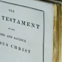 Uma Bíblia aberta ao início do Novo Testamento.