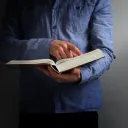 Um homem lendo uma Bíblia.