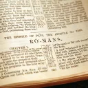 Uma Bíblia aberta no livro de Romanos.