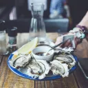 Ostras cruas servidas em uma travessa num restaurante.