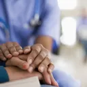 Un par de manos mostrando apoyo