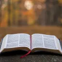 Uma Bíblia aberta sobre uma mesa.