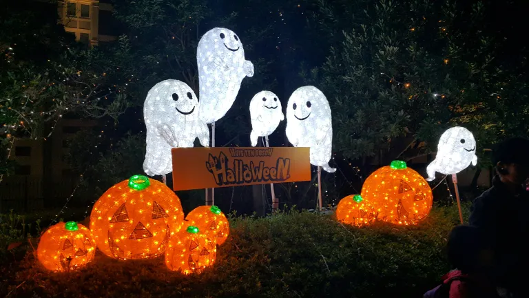 Light-up ghosts and pumpkins with a Halloween sign
