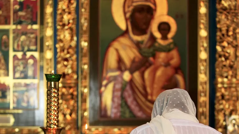 God expects those who worship Him in truth and understanding to demonstrate their love for Him by keeping His commandments from the heart, not by going through useless rites in front of some object. Woman praying to Mother Mary and baby Jesus painting.