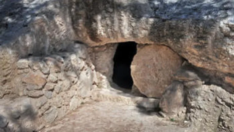 Mini-Bible Study: The Life and Ministry of Jesus Christ Burial tomb