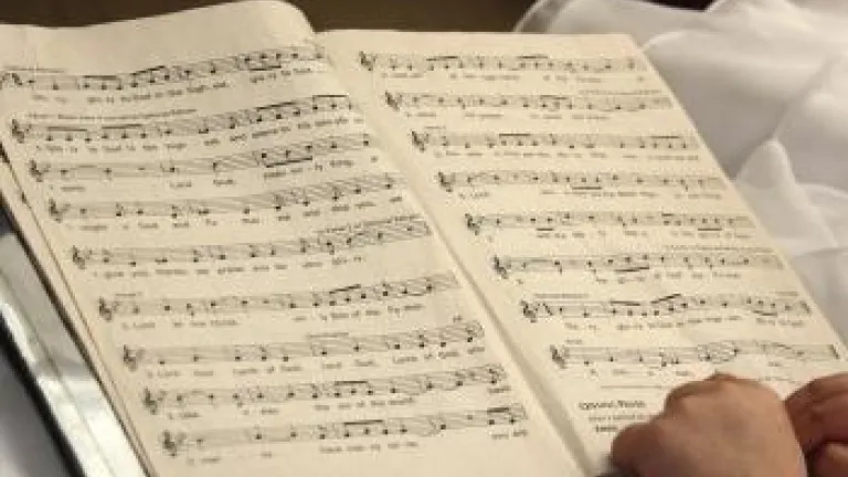 Teaching Children to Sing Hymns in a Church Service