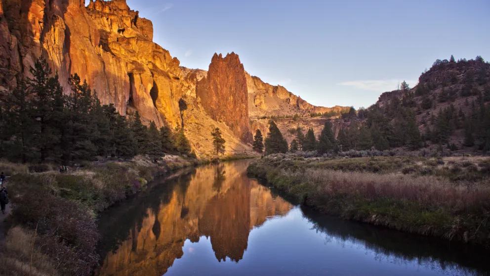 mountains and a lake in Smith Rock State Park