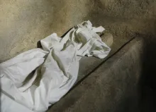 Uma mortalha numa tumba.