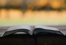 Uma Bíblia aberta para o início do Novo Testamento.