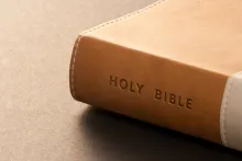 Uma Bíblia em uma mesa.