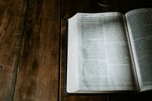 Uma Bíblia aberta no livro de Romanos