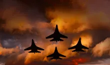 Jatos militares voando baixo sob nuvens escuras.