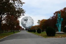 Unisphere statue