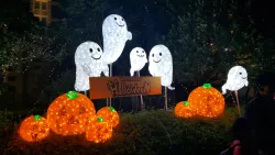 Light-up ghosts and pumpkins with a Halloween sign