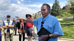Darris McNeely giving a presentation to a group of people outdoors in Smyrna