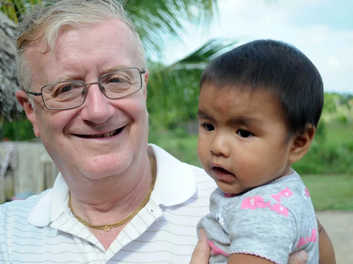 Jorge de Campos holds a Wapishana child 