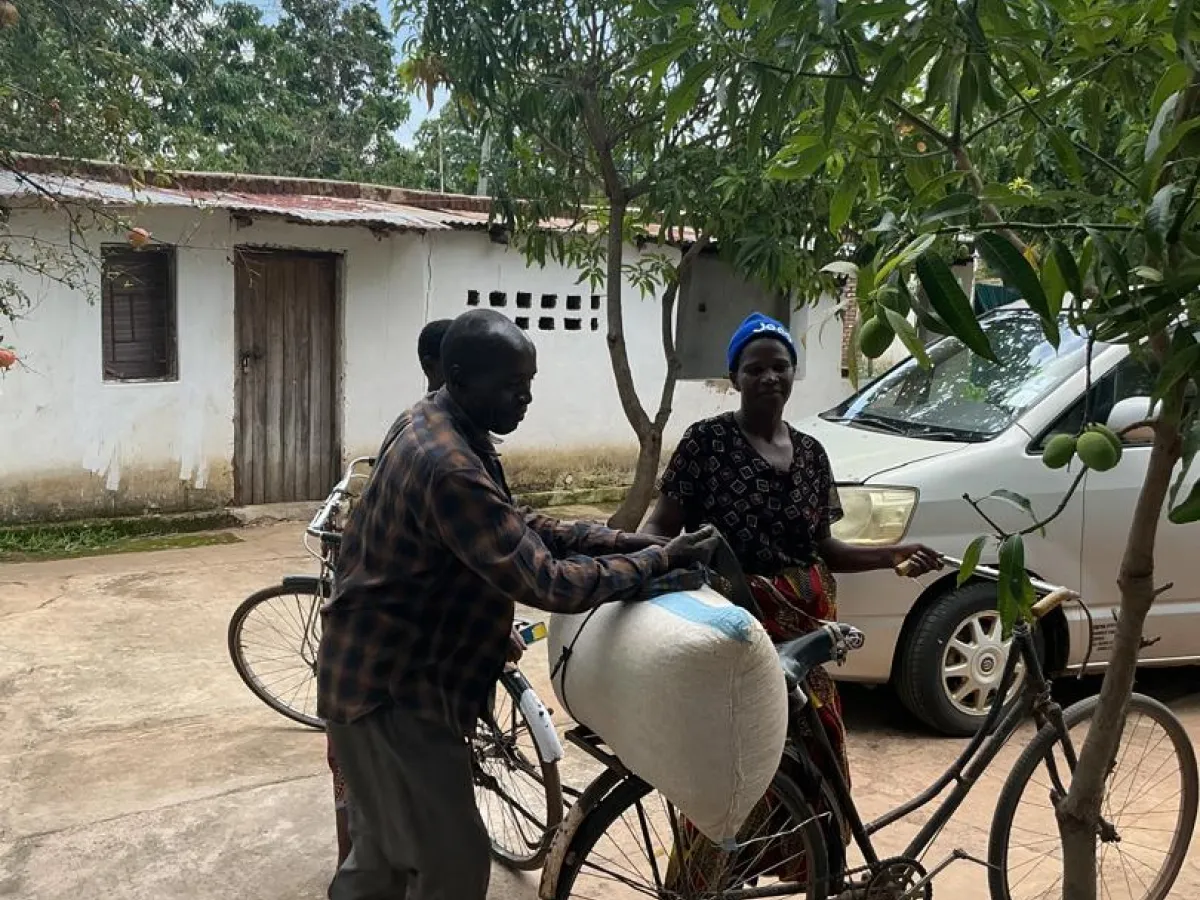 Lilongwe and Nkhwazi receiving bags of food relief