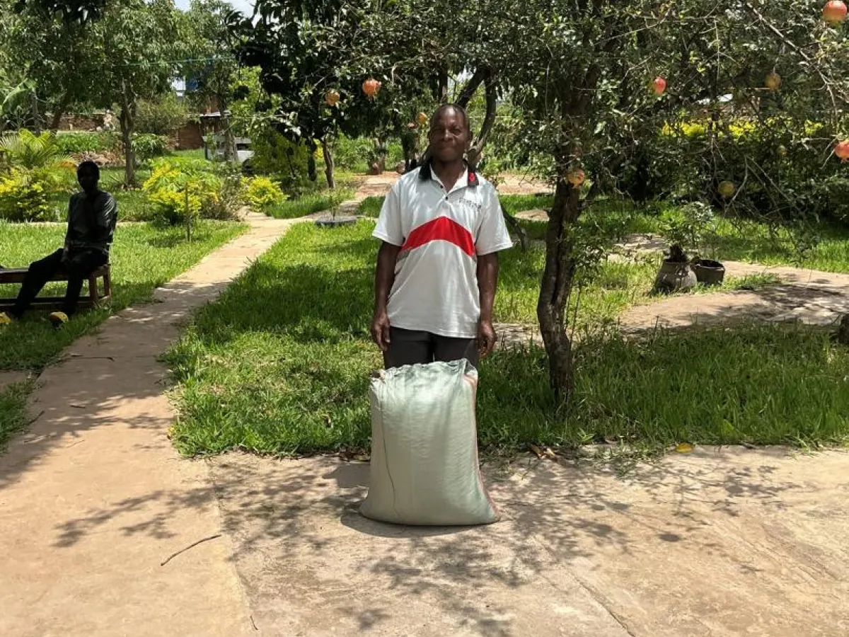 Lilongwe and Nkhwazi receiving bags of food relief