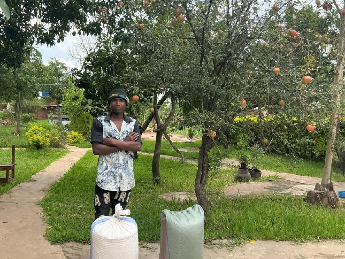 Lilongwe and Nkhwazi receiving bags of food relief