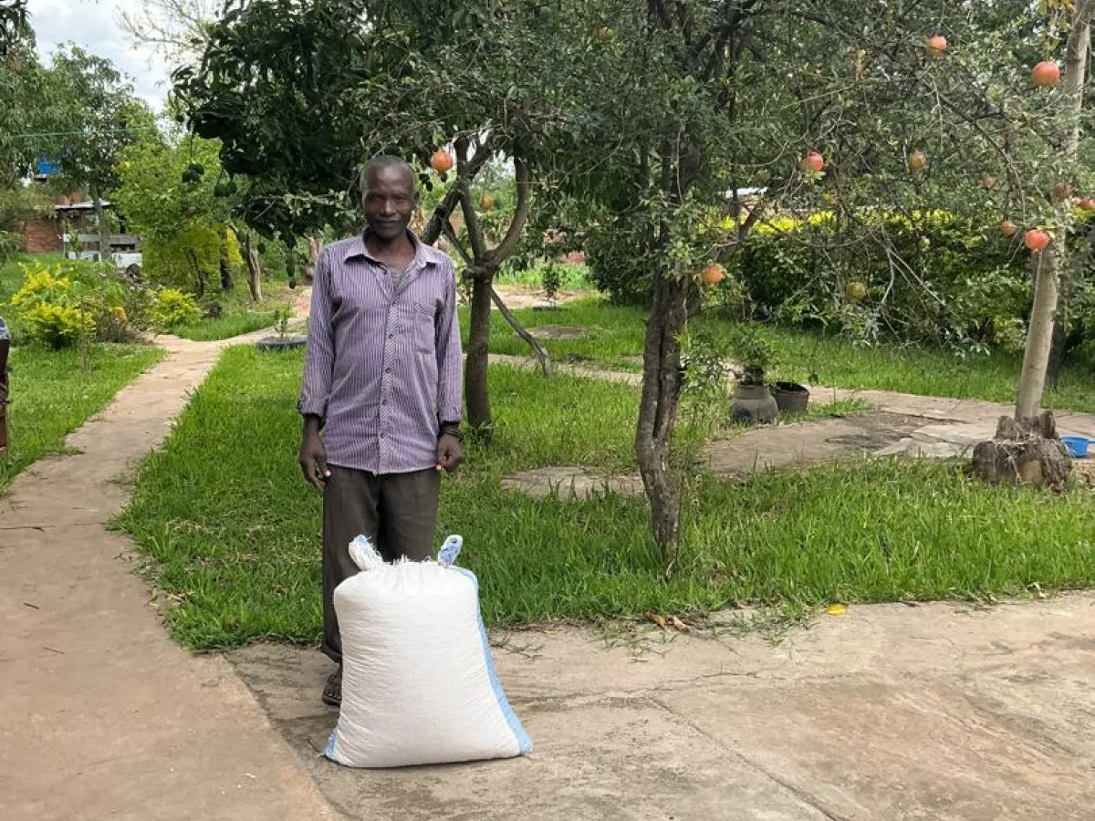 Lilongwe and Nkhwazi receiving bags of food relief 